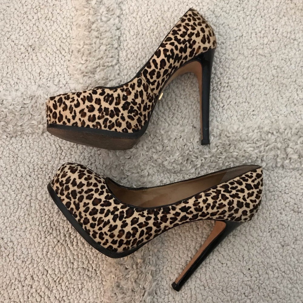 🐆Pour la Victoire leopard platform heels